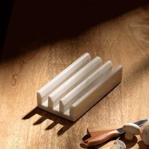 Soporte de Mármol Blanco Premium para Tablas de Cortar con Diseño de Cuatro Ranuras, Organizador Moderno para Encimeras de Cocina - Product Image 1