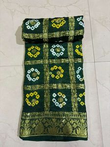 Sari Gharchola Bandhani de Seda, Estilo Artesanal, Diseño Tradicional Indio, Prenda Étnica de Lujo para Bodas y Fiestas - Product Image 2