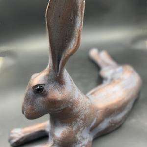 รูปปั้นกระต่ายทองแดงโบราณทำมือ ของตกแต่งบ้านสำหรับเทศกาลอีสเตอร์ ของประดับตกแต่งสวน - Product Image 1