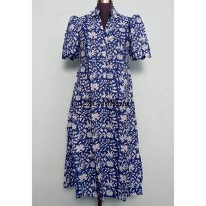 Robe midi florale Kangura pour femme, 100 % coton écologique, style Kangura, col en V, manches courtes, boutons décoratifs, lavable. - Product Image 3