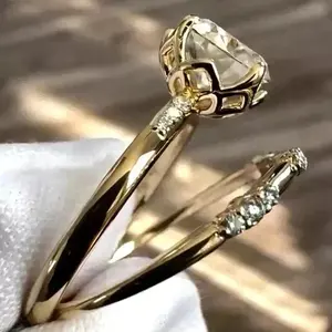 Anillo de Compromiso con Moissanita de Corte Redondo de 3.66 TCW, Plata de Ley, Engaste de Puntas, Diamante Tishya - Product Image 5