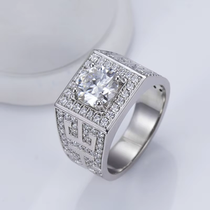 Bague signet unisexe en or 18 carats avec diamant de laboratoire taille brillant rond et pierres latérales pavées, certifiée IGI - Product Image 3