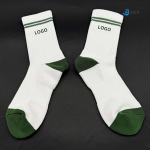 Chaussettes de sport en coton tricoté pour hommes, blanches avec rayures vertes, logo personnalisé, respirantes, coupe classique, pour le printemps - Product Image 5