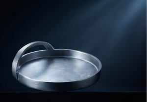 Plateau de service rond en aluminium moulé, doré, avec poignée arquée simple et base texturée, pour présentation alimentaire, idéal pour hôtels et restaurants – Vente directe usine - Product Image 3
