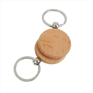 Porte-clés en bois rond, finition naturelle, lot de porte-clés artisanaux en bois avec logo - Product Image 1