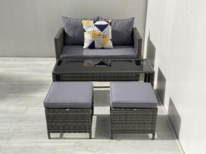 4P00078 Ensemble de mobilier de jardin 4 pièces en rotin PE avec structure en acier moderne et plateau de table en verre trempé pour villa, école, salon - Product Image 3