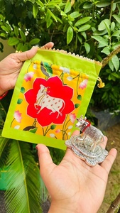 รูปปั้นวัวและลูกวัวคัมเดนูชุบเงิน พร้อมกระเป๋าปอทลีลายพิชไว ดีไซน์สวยงาม ชุดของขวัญตกแต่งแบบดั้งเดิมสำหรับพิธีกรรมทางจิตวิญญาณ - Product Image 2