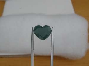 Gema de Esmeralda Brasileña Facetada en Forma de Corazón, Piedra Suelta (13 x 12 mm) - Product Image 4