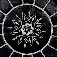 Pouf ottoman rond en cuir véritable fait main marocain Biyadina Store, repose-pieds noir pour chambre à coucher, chaise pouf de style transitionnel