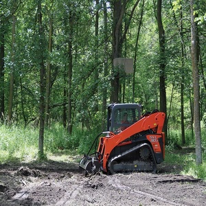 Chargeuse compacte Kubota haute performance avec attache de broyeur forestier, conçue pour une utilisation compacte, puissance hydraulique élevée. - Product Image 6