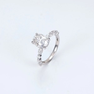 Anillo de compromiso con diamante de corte ovalado y piedras laterales marquise – Anillo de promesa inspirado en motivos florales en oro blanco para ella - Product Image 1