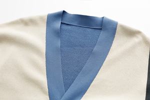 เสื้อคาร์ดิแกนคอวีแบบมินิมอล ระบายอากาศได้ดี แขนลายทางสำหรับผู้ชาย เสื้อถักแบบวาร์ซิตี้ติดกระดุม คุณภาพสูง - Product Image 5