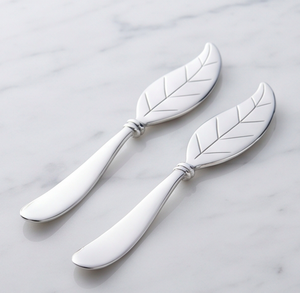 ชุดมีดชีสรูปใบไม้สีเงิน 2 ชิ้น ที่ปาดเนยโลหะลายเส้น สำหรับใช้ในครัว - Product Image 1