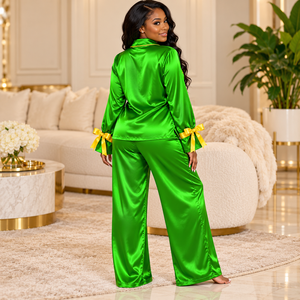 Ensemble de pyjama en satin pour femmes Chi Eta Phi, manches longues, boutonné, brodé, deux pièces, vert avec bordure jaune, ensemble de détente - Product Image 4