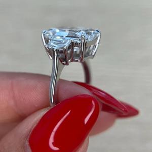 Anillo de Compromiso de Tres Piedras con Diamante Cultivado en Laboratorio de Corte Radiante de 8.60 Quilates _ Piedras Laterales Cadillac _ Certificado IGI _ Oro de 18k - Product Image 4