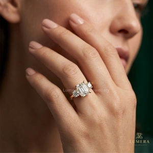 Bague de Mariage en Diamant Taille Émeraude de Haute Qualité, Trois Diamants Ronds Latéraux, Centre à Quatre Griffes, Bande Polie Arrondie - Product Image 1