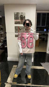 Camiseta de fútbol americano de malla corta y holgada, rosa, con gráfico de número, cuello en V, manga a rayas, estilo urbano, sublimación personalizada, OEM - Product Image 4