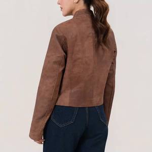 Chaqueta Marrón para Mujer con Cuello Alto y Cierre de Cremallera, Estilo Casual para Otoño - Chaqueta de Cuero Marrón - Product Image 3