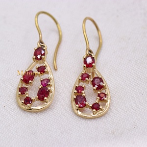 Boucles d'oreilles pendantes en or jaune massif 14 carats avec rubis naturels et pierres multiples, en forme de goutte ouverte, collection Memoria Jewels, bijoux fins, vente en gros - Product Image 1