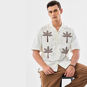 La camisa con cuello cubano para hombre ofrece un estilo relajado y llamativo: tu elección ideal para conseguir energía instantánea en verano. Proveedor al por mayor. - Product Image 2