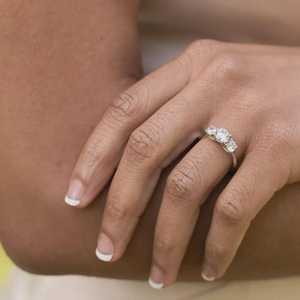 Bague de fiançailles à trois pierres en diamant de laboratoire, platine, E VVS2, certifiée IGI - Product Image 5