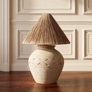 Lámpara de mesa de cerámica estilo rústico con base ondulada curva, pantalla de rafia plisada, perfecta para iluminación de mesita de noche o escritorio - Product Image 3