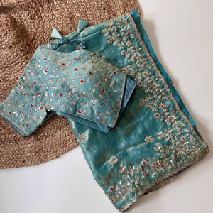 Sari indio de seda con bordados ricos y lentejuelas, con piezas de blusa y a bajo precio. - Product Image 1