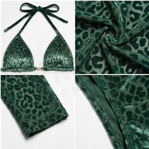 Ensemble 2 pièces imprimé léopard vert, haut halter avec perles et bas string, bikini extensible, mode féminine - Product Image 4