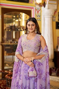 Lehenga Choli traditionnel indien en georgette, avec broderies de paillettes et de fils, pour tenue de mariage pour femmes. - Product Image 4