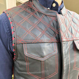 Gilet de moto pour homme de luxe fait main en cuir véritable noir avec épaules matelassées en losanges, coupe style club - Product Image 4