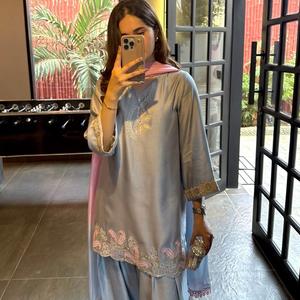 เสื้อผ้าผู้หญิงเนื้อผ้านุ่มพร้อมกางเกงฟาร์ชี งานฝีมือที่ดีที่สุดจากอินเดีย เสื้อผ้าเย็บแบบเรียบง่ายทันสมัยสำหรับแฟชั่นประจำวัน จำหน่ายราคาส่ง - Product Image 5