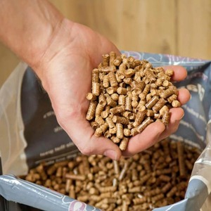 Granulés de bois combustibles pour le chauffage industriel, fabriqués à partir de bois tendres de qualité supérieure, pour l'exportation en vrac, énergie fiable et combustion propre - Product Image 1