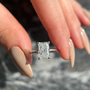 Anillo de Compromiso Solitario con Diamante Cultivado en Laboratorio de Corte Radiante de 1 Quilate, Claridad VVS2, Color D, Oro de 14K, Certificado IGI, Chapado en Rodio 10 - Product Image 4