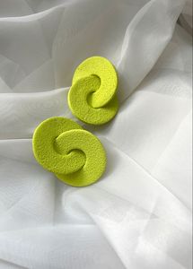 Boucles d'oreilles en résine faites à la main avec un design coloré unique, bijoux légers et tendance pour femmes et filles, élégants et artistiques - Product Image 6