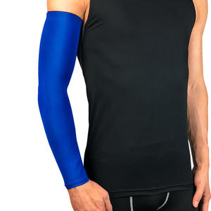 Mangas de compresión deportivas de alta calidad con protección solar y efecto refrescante para baloncesto, correr y ciclismo. - Product Image 1