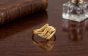 DIVYORO Anillo clásico texturizado abstracto chapado en oro de 22 quilates para hombre - Product Image 2