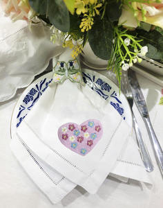 Serviettes de table en coton brodées personnalisées en gros, motif cœur rose, avec ourlet festonné, pour événements à domicile et mariages - Product Image 1