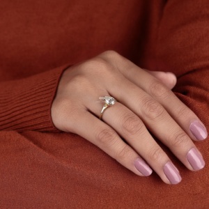 Bague de fiançailles solitaire en or 14 carats avec diamant de laboratoire taille poire 2,00 carats certifié IGI, sertie clos, bijoux de mariée personnalisés pour femme Kirti - Product Image 6