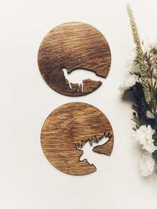 Posavasos de Madera Grabado con Diseño de Animales, Resistente al Calor, Ecológico, Moderno, para Tazas, Vasos y Accesorios de Mesa, por UO - Product Image 2