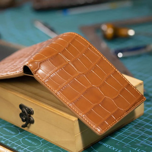 Portefeuilles en cuir pour hommes de haute qualité, sécurisés RFID, design fin, fournisseur en gros, OEM, sur mesure, fabrication artisanale, mode haut de gamme à prix raisonnable - Product Image 5