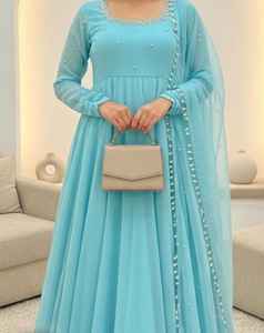 ชุดเดรสงานแต่งงานแบบอินเดียพร้อมผ้าคลุมไหล่ ชุดสัลวาร์สำหรับงานปาร์ตี้ ผ้าชีฟอง แต่งงานด้วยงานปักลายแฟนซีจากดีไซเนอร์ - Product Image 2