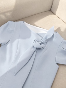 Chemisier asymétrique élégant bleu ciel pour femme avec détail écharpe nouée drapée intégrée, conception personnalisée, haut de bureau ELIORA (ODM/OEM) - Product Image 5