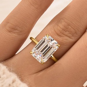 Bague de fiançailles solitaire en moissanite taille émeraude 925 plaquée or 5,0 carats, style vintage, vente en gros - Product Image 4