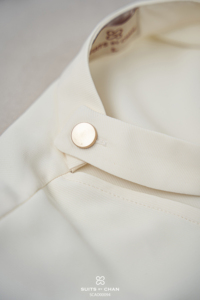 Chemisier asymétrique structuré à manches courtes pour femme, col roulé, panneau drapé effet écharpe, boutonnage frontal, coupe ajustée, style bureau, ODM - Product Image 6