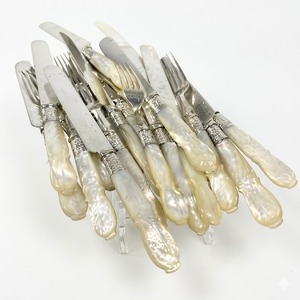 Couverts en argent plaqué avec poignée en nacre, style victorien antique, élégants, vintage, de collection, pour la maison et l'hôtellerie. - Product Image 2