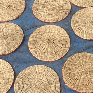Sous-verres en jonc de mer tressé en spirale avec bordure rouge, ajoutant un charme naturel aux tables à manger et aux collections de décoration intérieure - Product Image 1