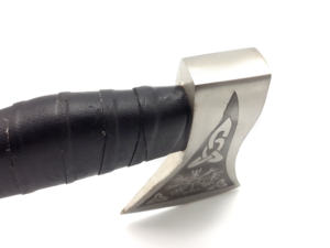 Hache de style viking avec manche en bois sculpté et lame en acier pour la survie, personnalisable ODM/OEM - Product Image 3