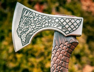 Hacha Vikinga Dragón |   Hacha de Acero al Carbono Forjada a Mano y Grabada Personalizada con Mango de Madera de Fresno y Funda de Cuero Vacuno - Product Image 3
