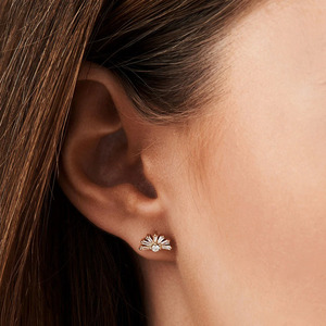 Boucles d'oreilles en or blanc 14 carats avec diamants de laboratoire taille ronde - Product Image 4