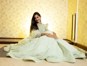 Robe de soirée élégante à col montant, coupe Empire, avec manches pétales, ornée de perles, en Georgette, longueur ras du sol, traîne balayante, couleur unie - Product Image 1
